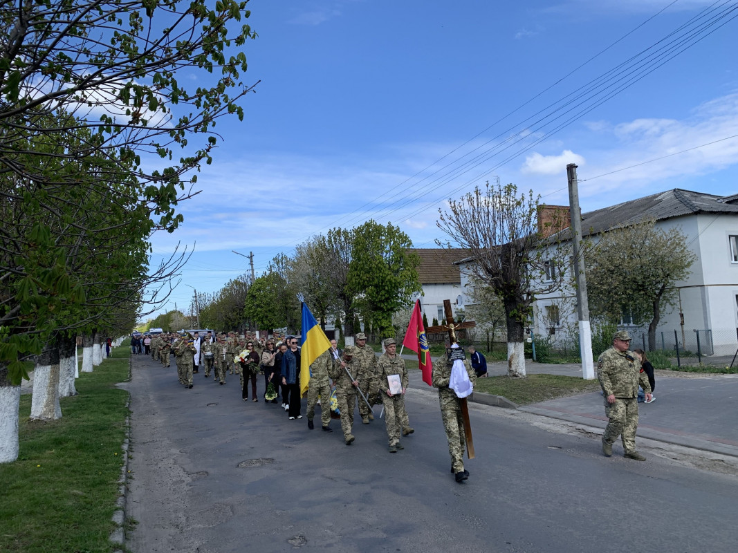 Останній дзвінок для Героя: у місті на Волині попрощалися з Олександром Каленюком