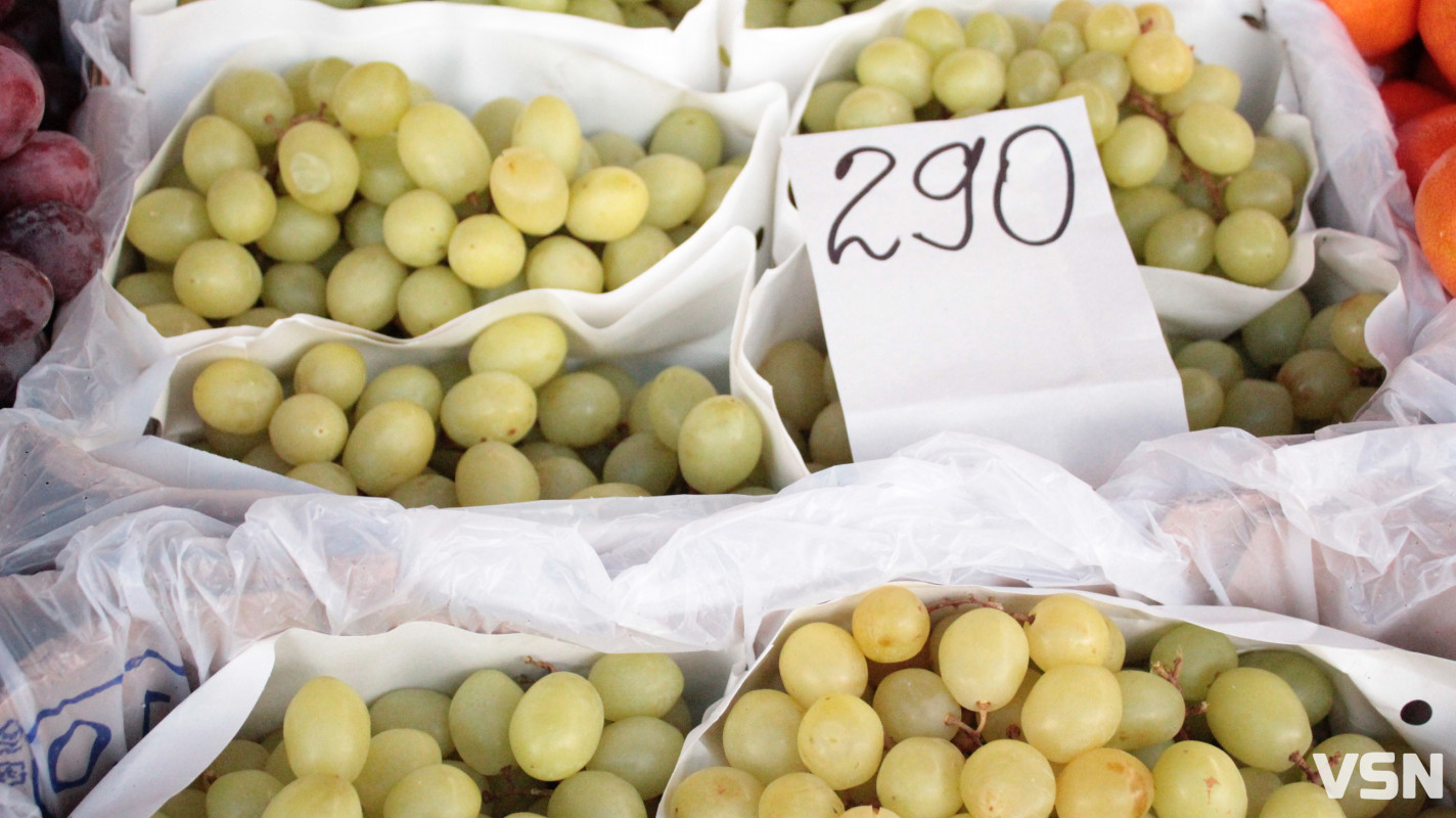 Скільки коштують фрукти на ринку у Луцьку?