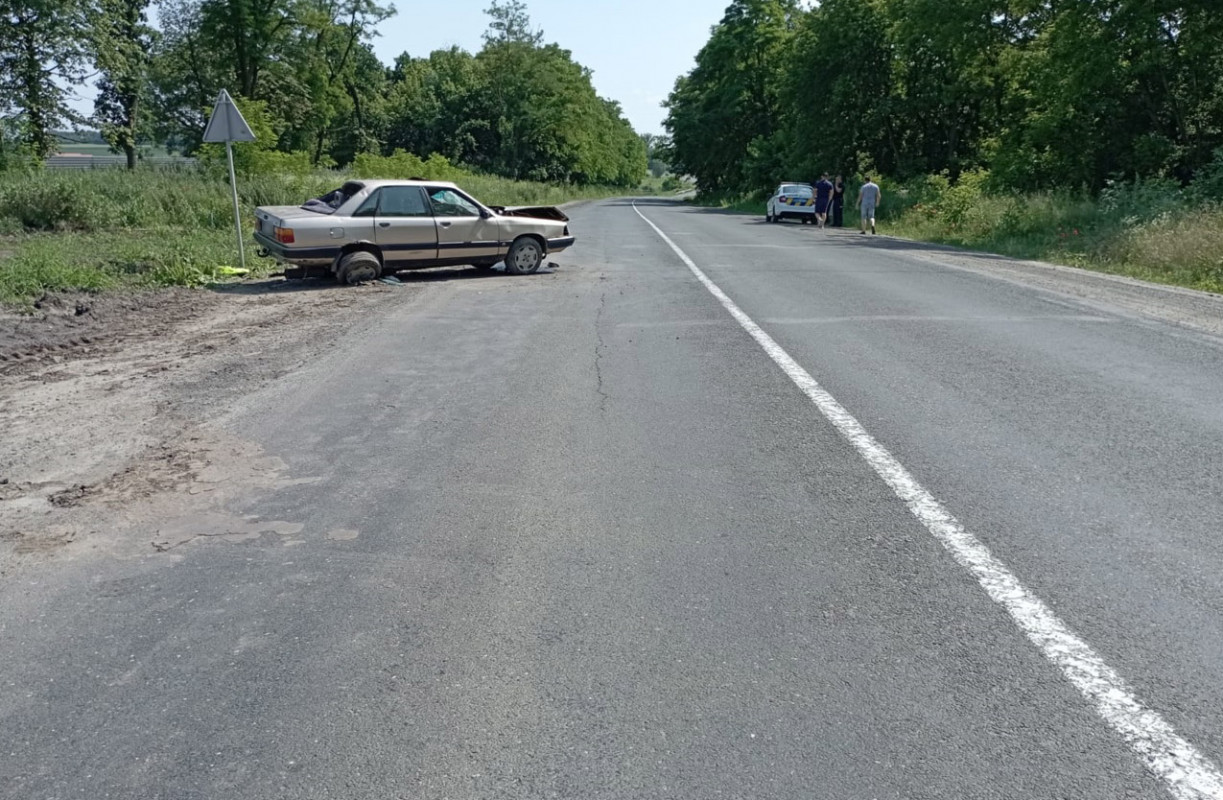 Біля Луцька у кювет злетіли дві автівки: постраждало три людини