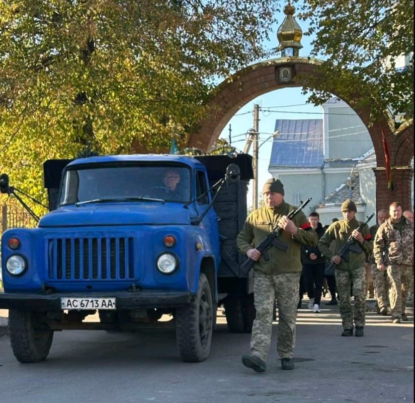 Близько півтора роки вважався зниклим безвісти: на Волині в останню дорогу провели полеглого захисника Миколу Поручника