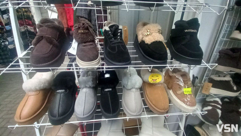 Скільки на ринку у Луцьку коштують зимові куртки та взуття?