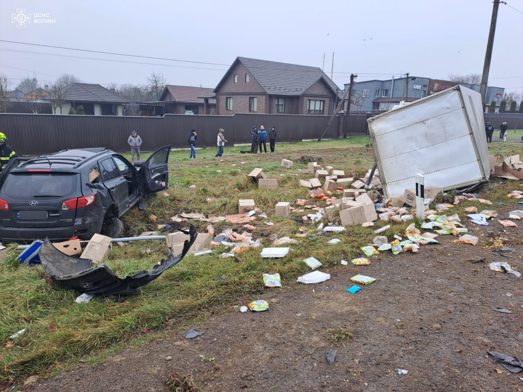 ДТП на Волині: рятувальники визволили постраждалого із затиснутого авто. Оновлено