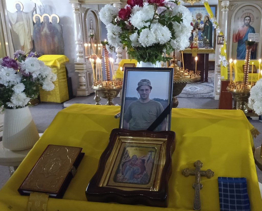 Маленька донечка у домовині зустріла тата: на Волині в останню дорогу провели Героя Максима Кухтея