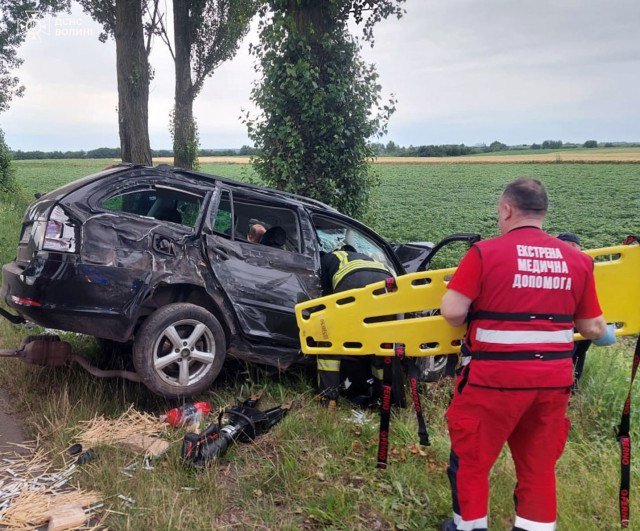 Повідомили, в якому стані госпіталізували 17-річну дівчину, яку на Волині у ДТП затисло в авто