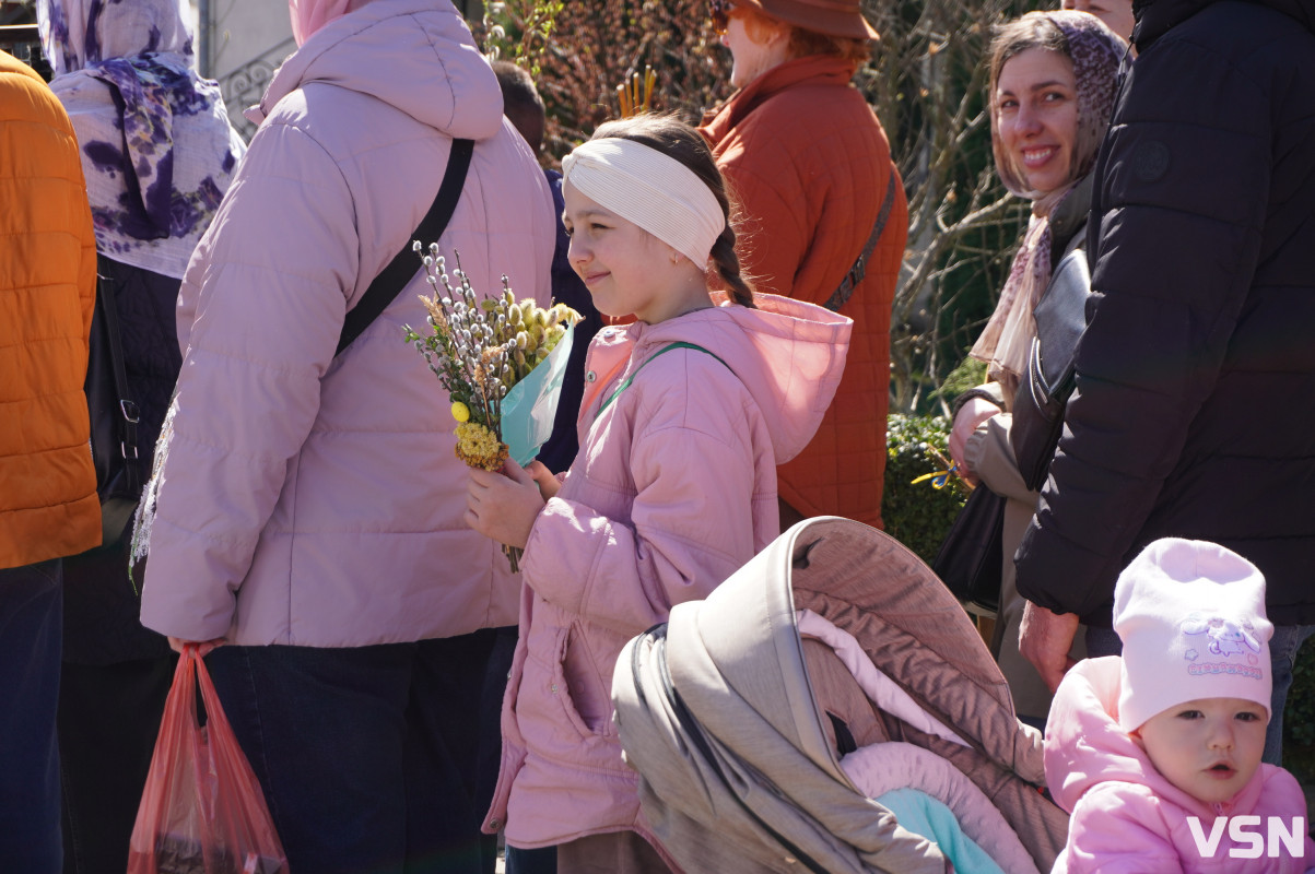 Сотні вірян прийшли освячувати вербу у головний собор Луцька. Фоторепортаж