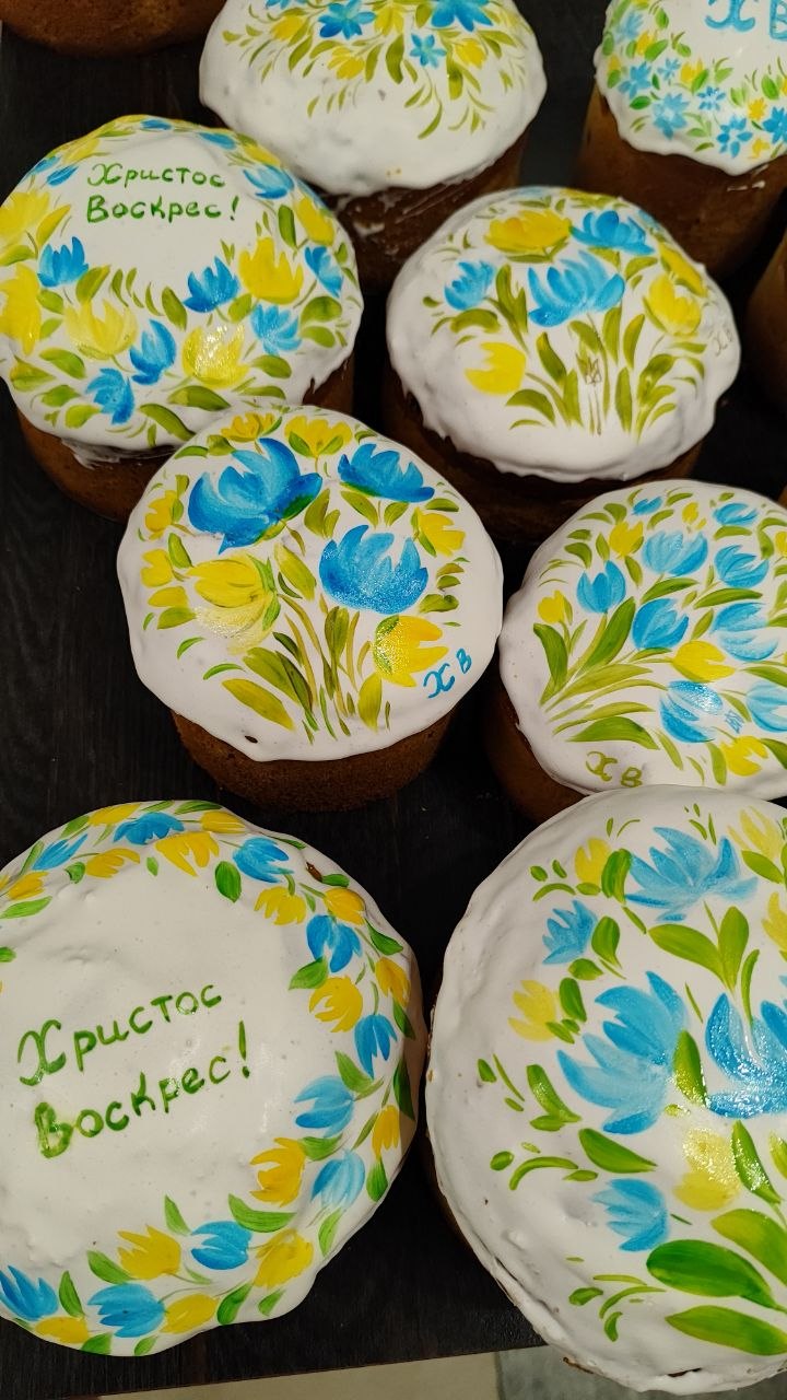 Прикрашає петриківським розписом: волинянка перетворює паски на витвори мистецтва