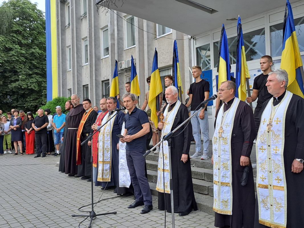 «Мамуль, не переживай, у медиків найменше шансів загинути на війні»: на Волині попрощались з Героєм Віталієм Кухарчуком