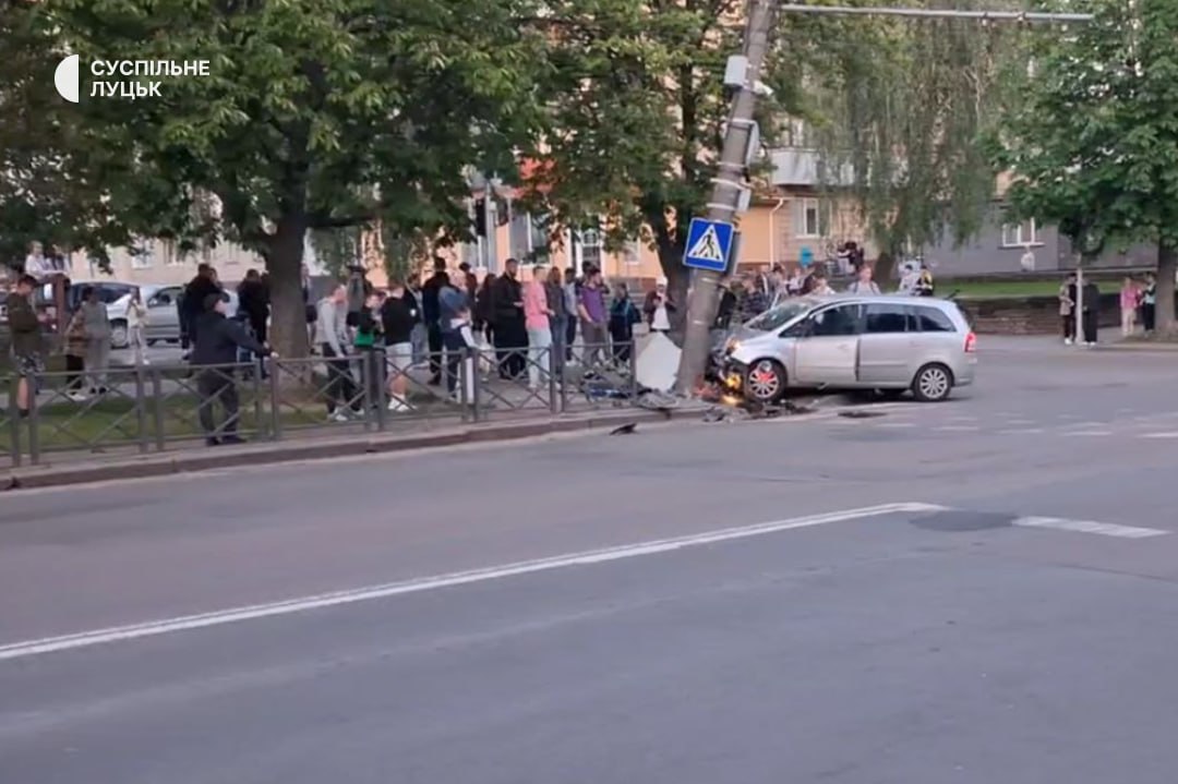 У Луцьку автівка влетіла у стовп: є постраждалий