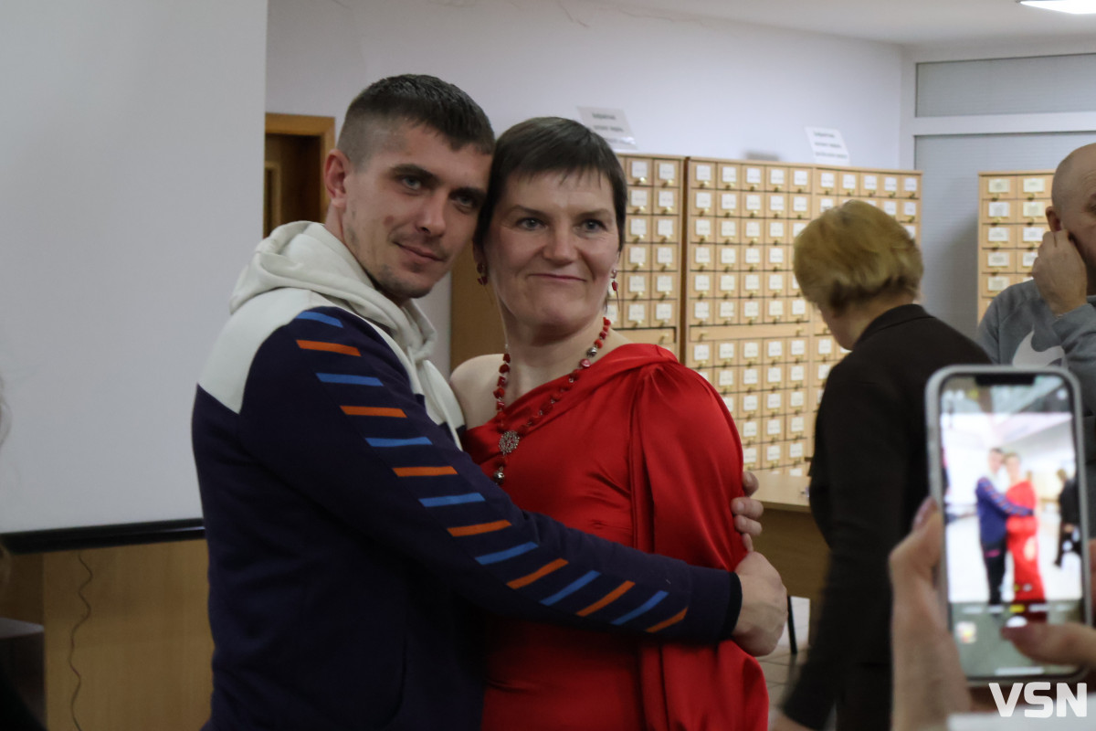 «Намальована надія»: ветеранка війни з Луцька презентувала колекцію суконь