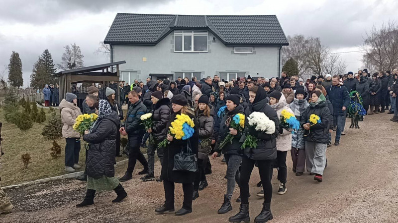 Понад пів року рідні надіялися, що живий: біля Луцька останню шану віддали Герою-розвіднику Роману Мигдалю