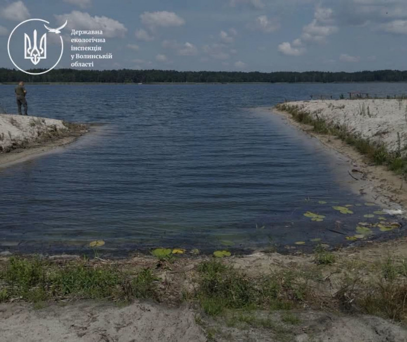 На Волині незаконно засипали частину озера та пошкодили прибережну смугу