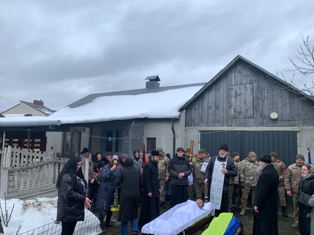 Останній пост прикордонника: жителі громади на Волині на колінах в останню дорогу провели Героя Павла Маєвського