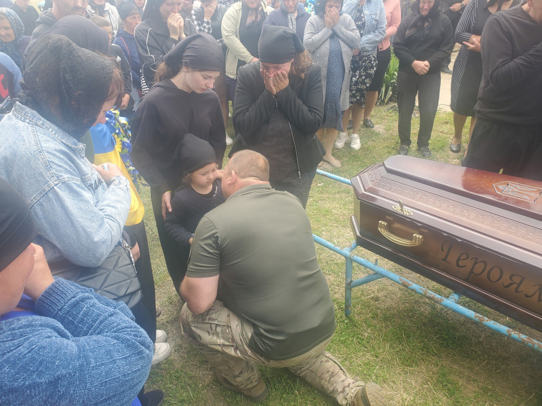 Дві доньки втратили батька: на Волині попрощалися з Героєм Владиславом Герасименком, який поліг на війні понад півтора року тому