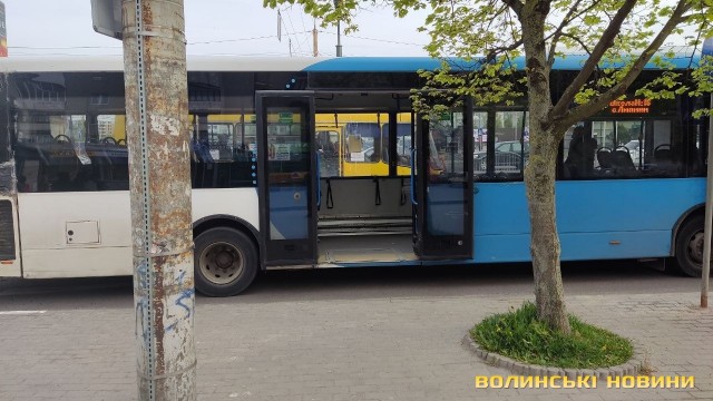Біля «Там Таму» у Луцьку тролейбус врізався в маршрутку