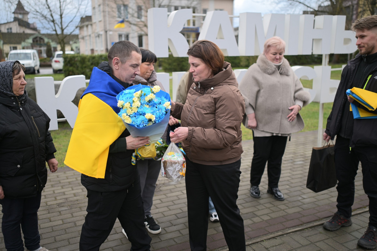 На Волині зустріли звільненого з полону військового