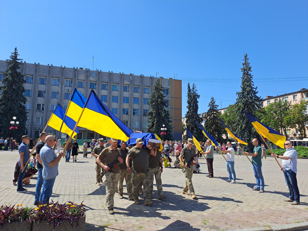 Молодший брат боронить Україну на фронті: на Волині попрощались з Героєм Віталієм Півнем