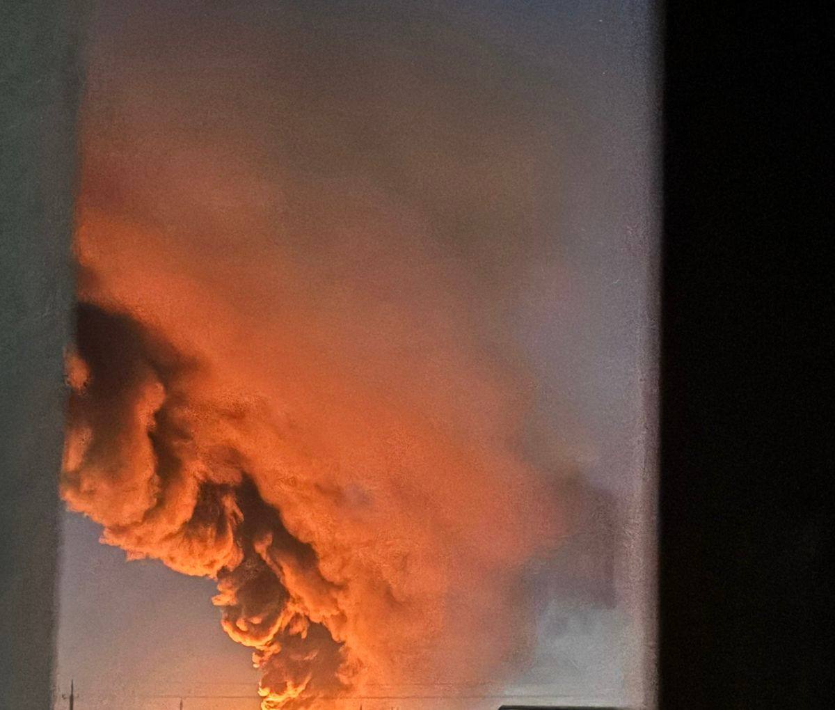 Атака Шахедів на Луцьк: у місті виникла сильна пожежа