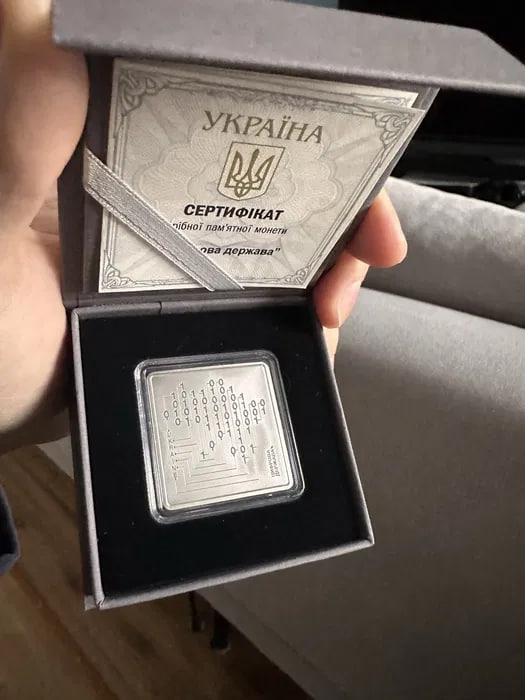 У Луцьку продають першу квадратну срібну монету в історії України