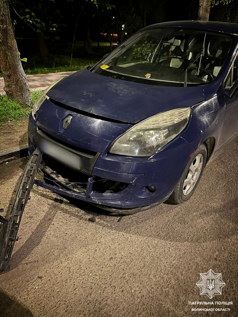 Пошкодив три припарковані машини: у Луцьку водій в'їхав в автівку