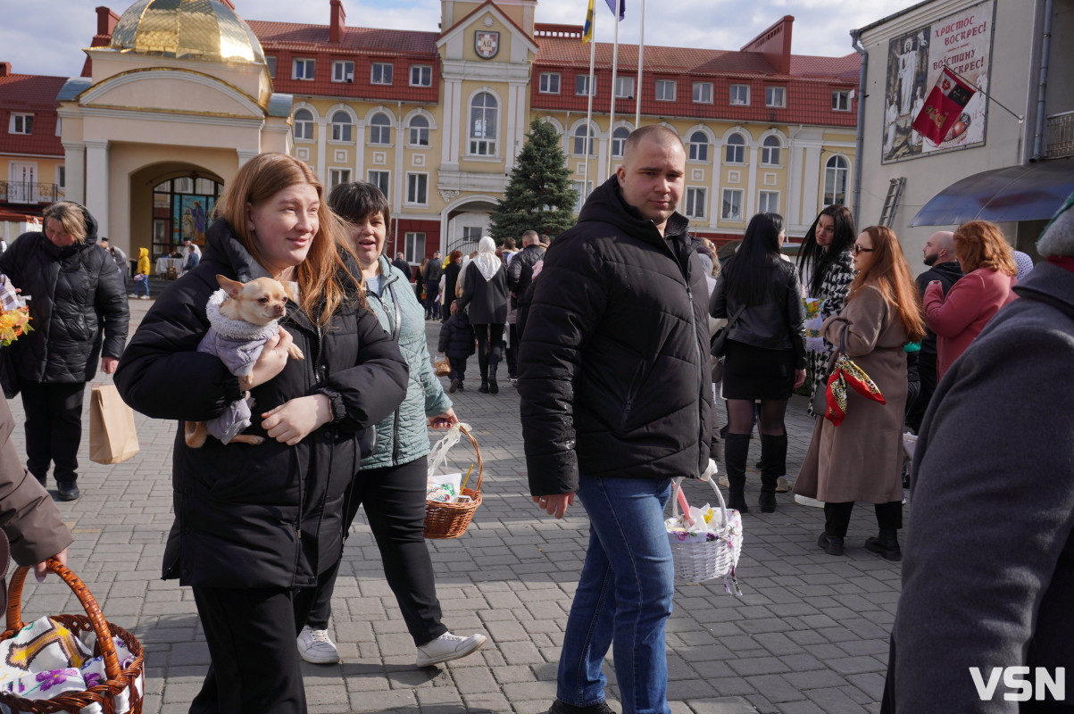 Як у Луцьку освячують Великодні кошики? Фоторепортаж