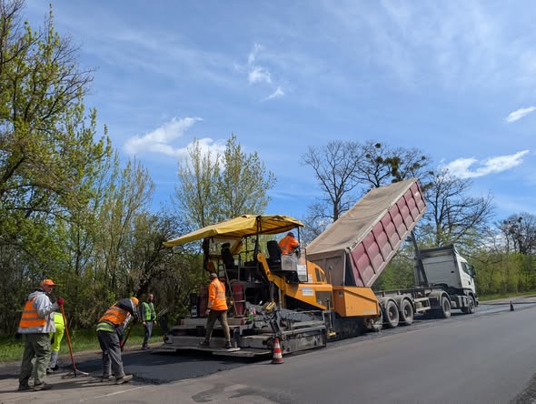 На Волині ремонтують дороги: де водіям варто очікувати затори через роботи