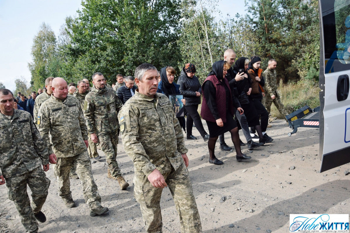 На колінах та зі сльозами проводжало усе село: на Волині попрощалися з Героєм  Віктором Швайкою