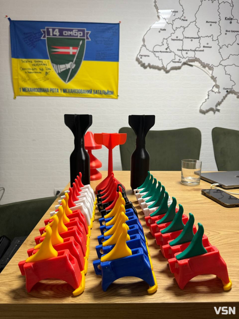 Підсилює армію за допомогою 3D-принтера: волонтер у Луцьку друкує заряджачі, бомби та ракети для воїнів