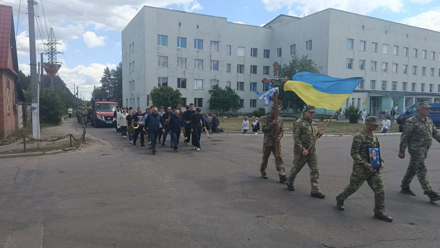Біль втрати, що не стихає: у громаді на Волині провели в останню дорогу підполковника Повітряних сил України Юрія Халика