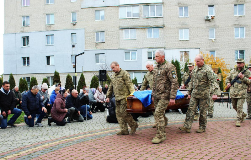 Маленький син ніколи більше не побачить тата: на Волині попрощалися з Героєм Миколою Мясковським