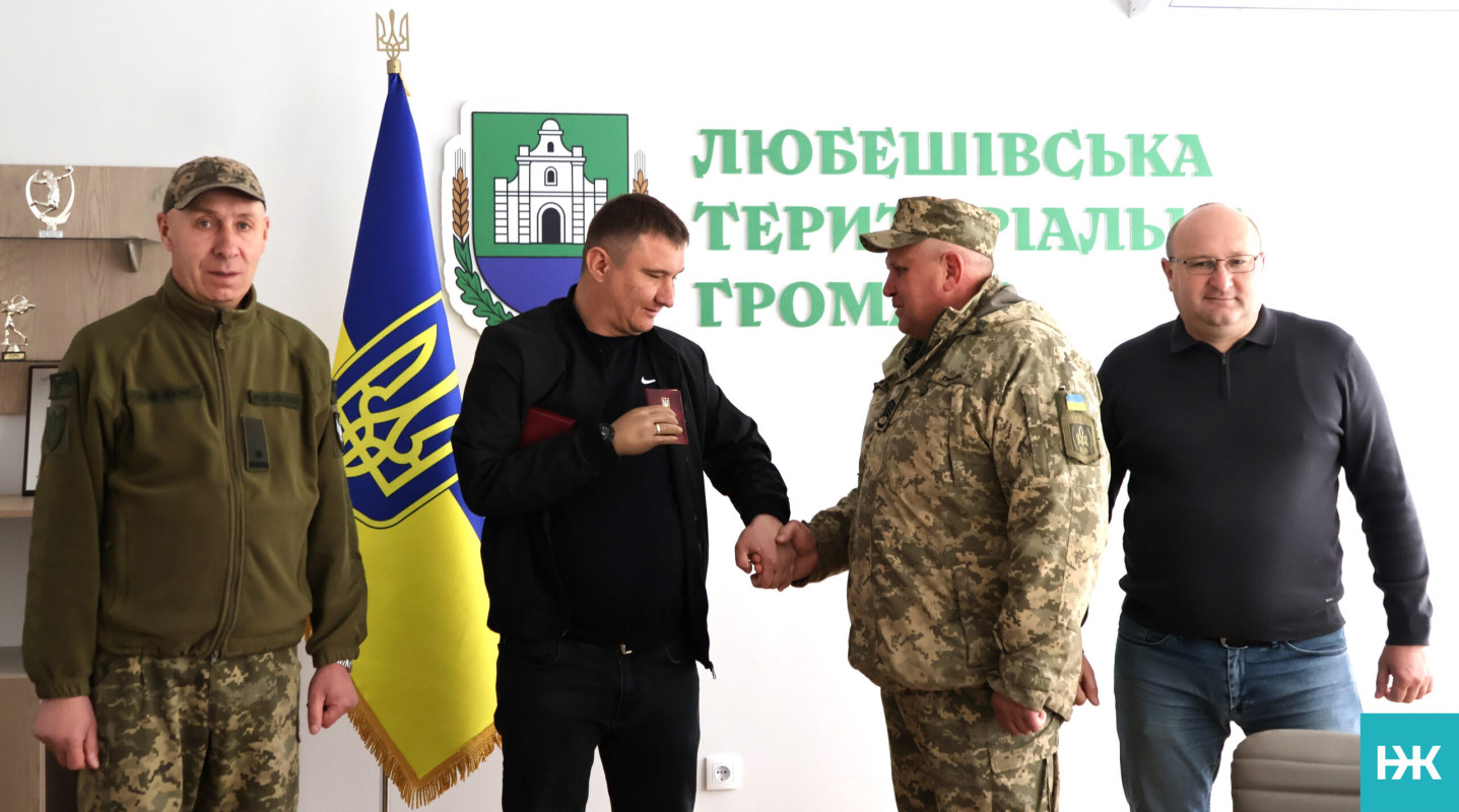 Залишився єдиним, хто вижив в авто після влучання міномета: захиснику з Волині вручили орден