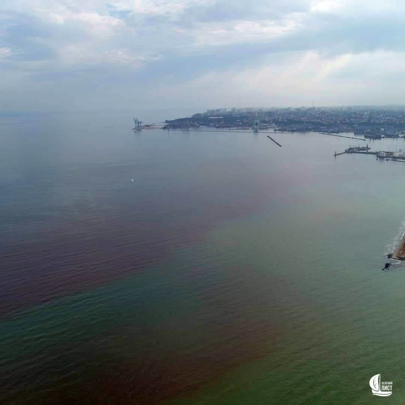 В Одесі Чорне море раптом стало червоним. Фото