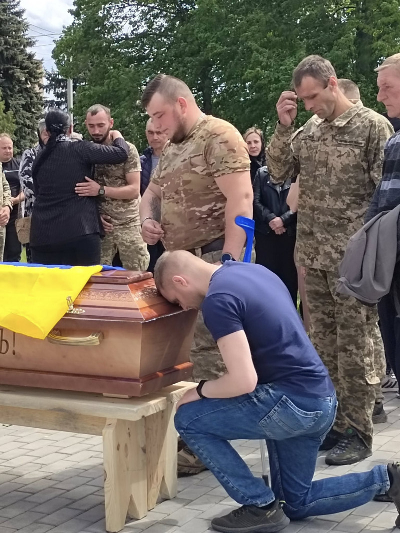 Весільний коровай ділили на кладовищі: на Волині в останню путь провели 26-річного Героя Михайла Рогу