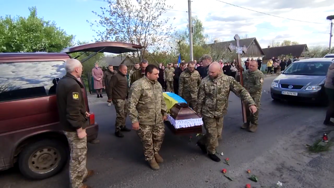 Навколішки та з квітами: на Волині зустріли померлого від важких поранень Героя Олега Давидюка