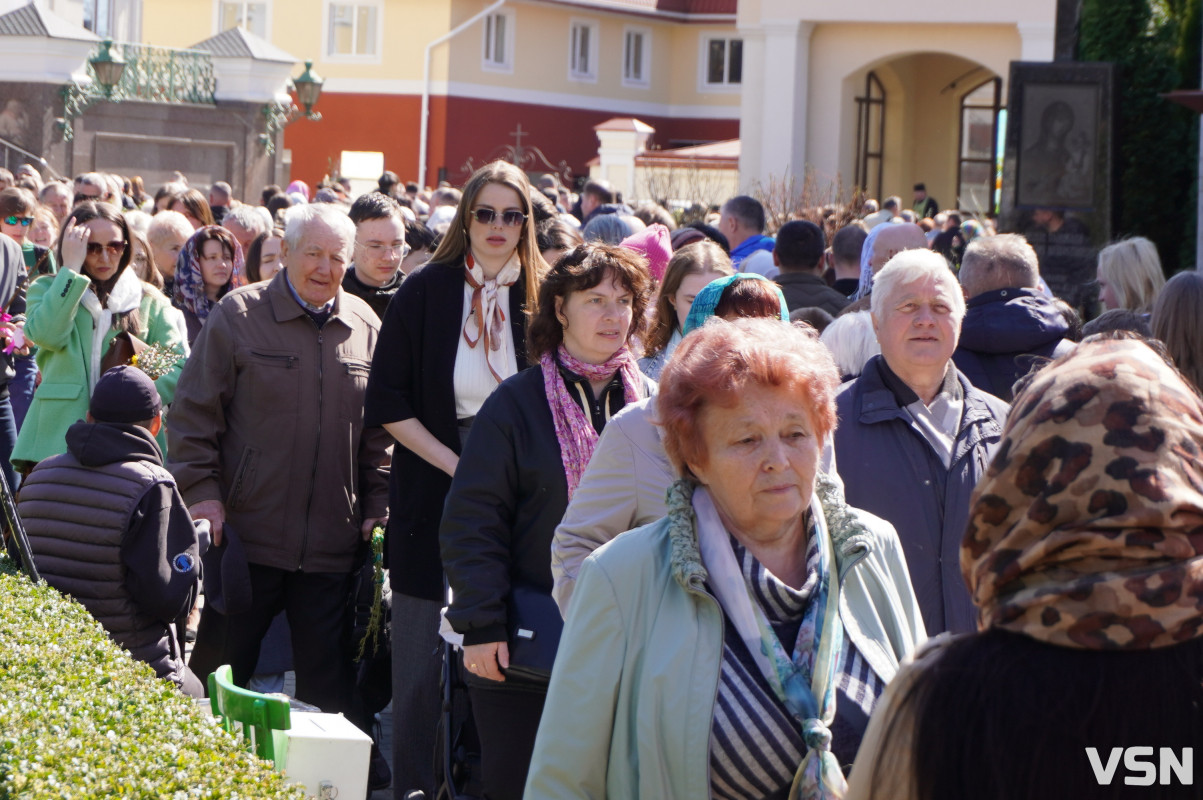 Сотні вірян прийшли освячувати вербу у головний собор Луцька. Фоторепортаж