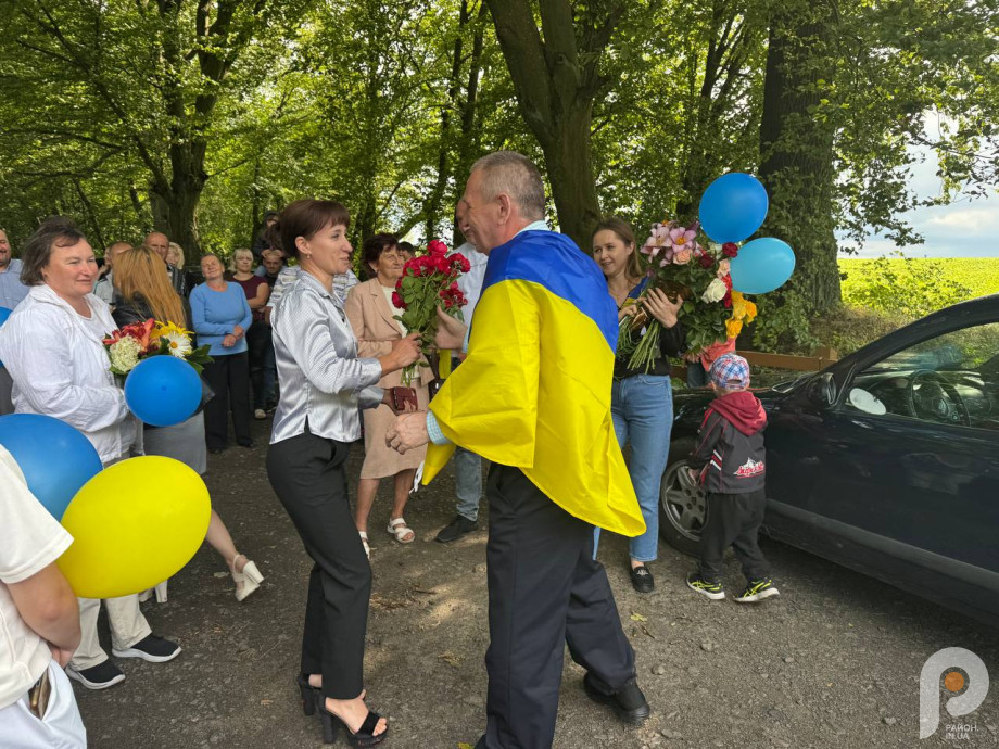 На Волині з квітами та сльозами зустріли звільненого з полону військового