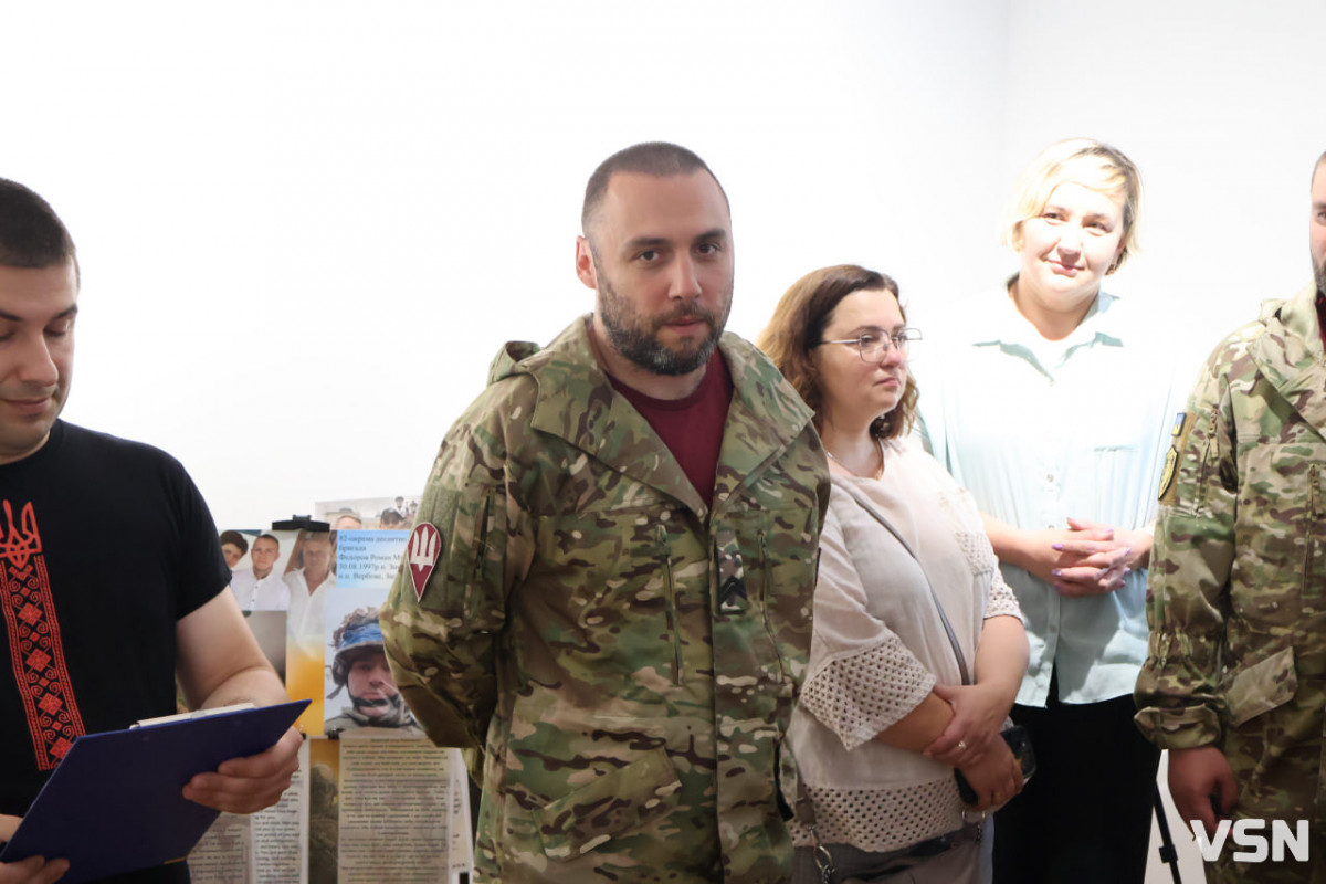 «Ненароджені для війни»: у Луцьку відкрили фотовиставку про полеглих, полонених і зниклих безвісти бійців 82-ї бригади