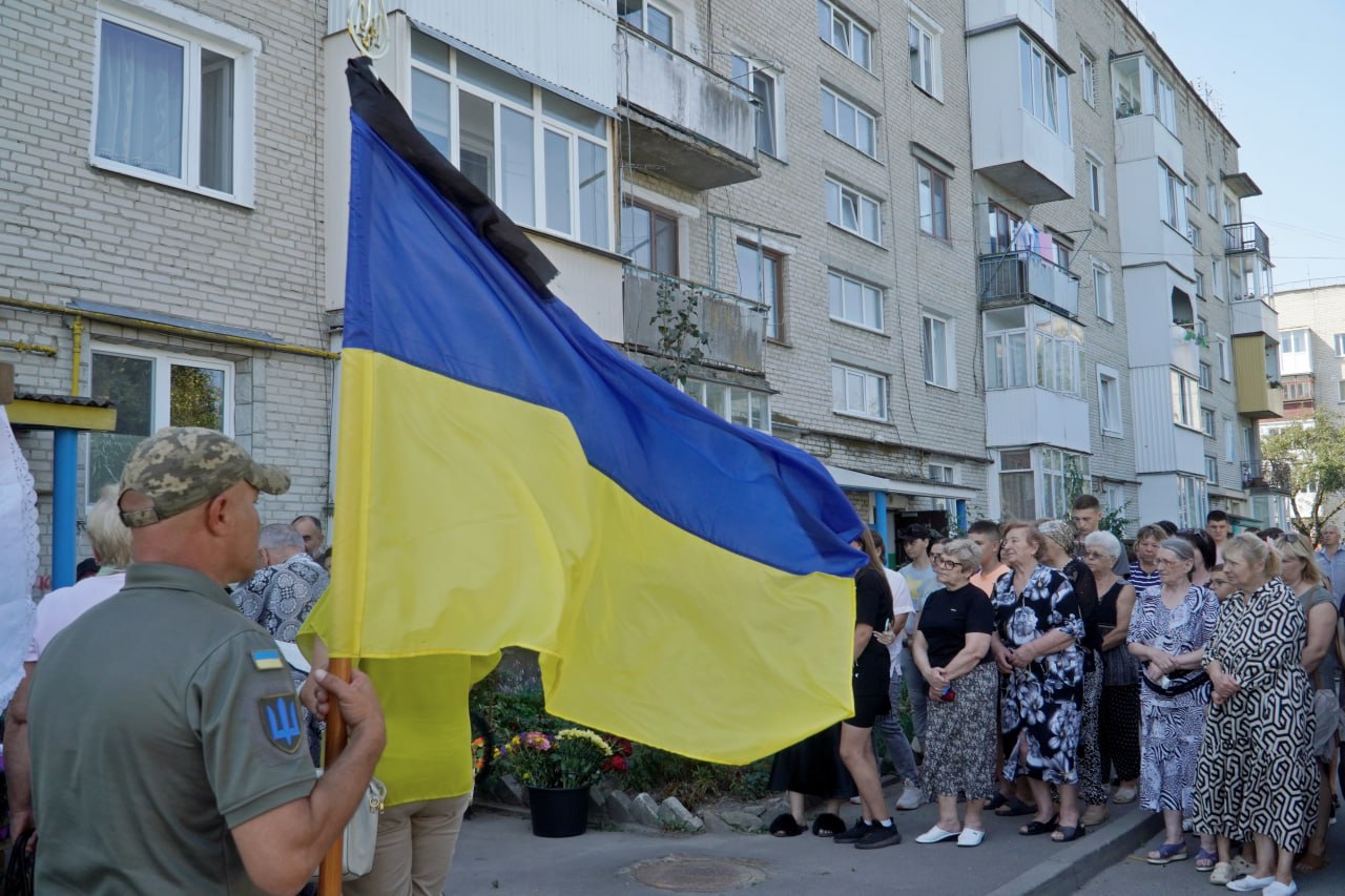 Пройшов горнило війни, але загинув у ДТП: на Волині попрощались із захисником Максимом Романюком