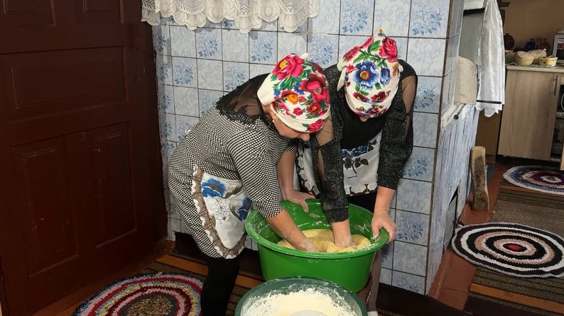 Кидають копійки, щоб молоді були багаті: як на Волині випікають та прикрашають весільний коровай