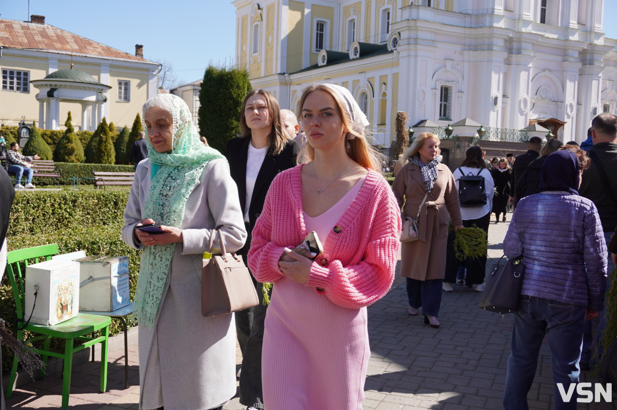 Сотні вірян прийшли освячувати вербу у головний собор Луцька. Фоторепортаж