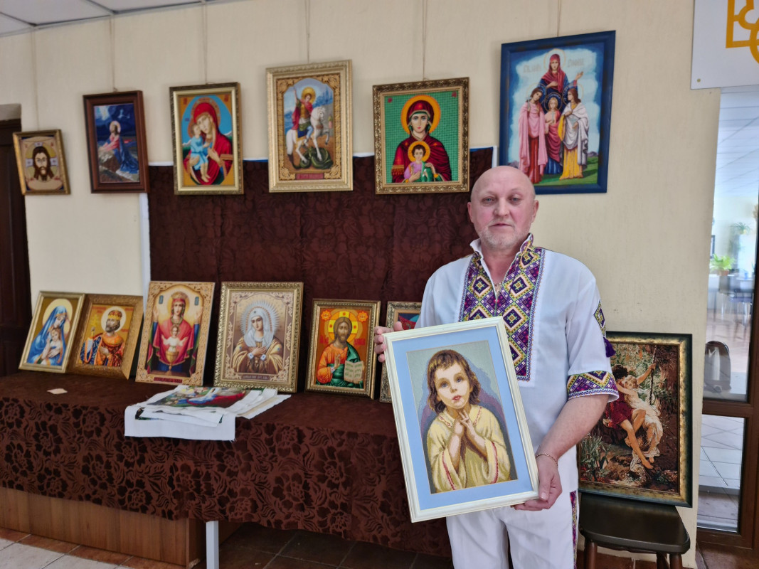 Мону Лізу вишив на нічній зміні: працівник АЗС із Волині здивував виставкою шедеврів