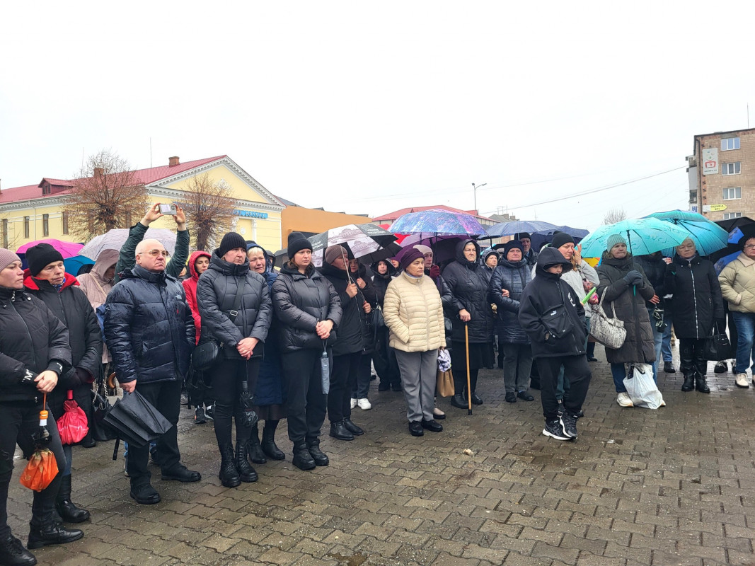 «Ми чекаємо Вас»: у Ковелі відкрили інсталяцію-книгу, присвячену полоненим і зниклим захисникам