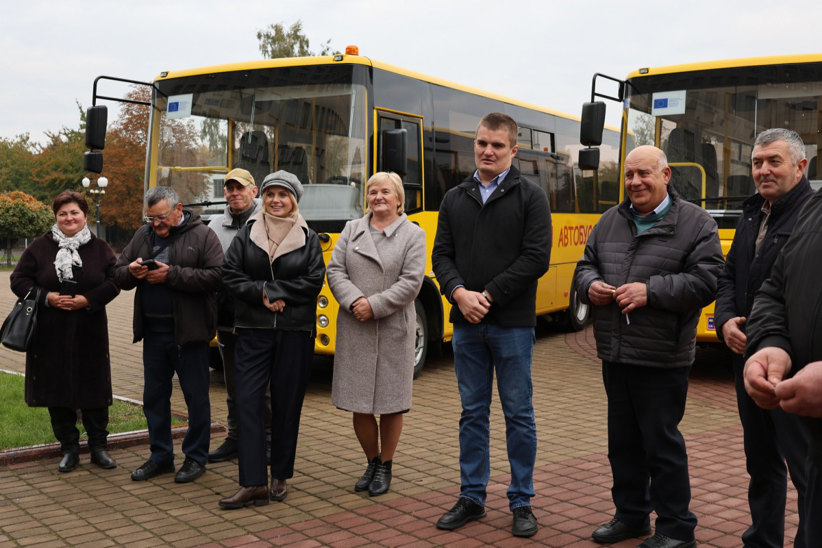 Чотири громади Волині отримали нові шкільні автобуси з інклюзивними місцями