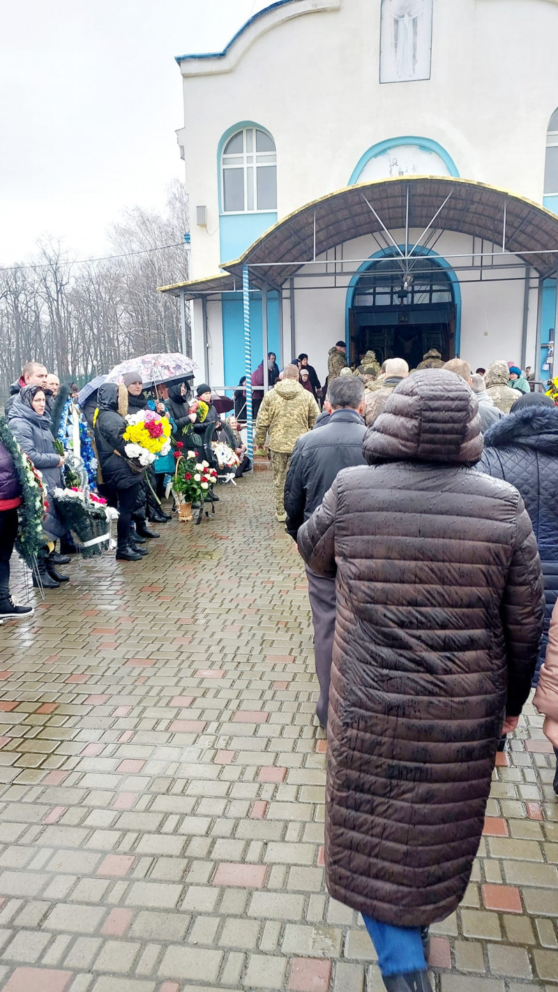 Діти залишились без батька: у Луцькому районі попрощались із загиблим Героєм Дмитром Мельничуком