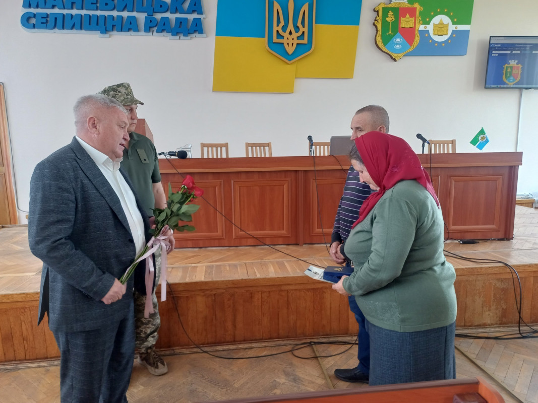 Батькам загиблого військового з Волині вручили його «Комбатантський хрест»