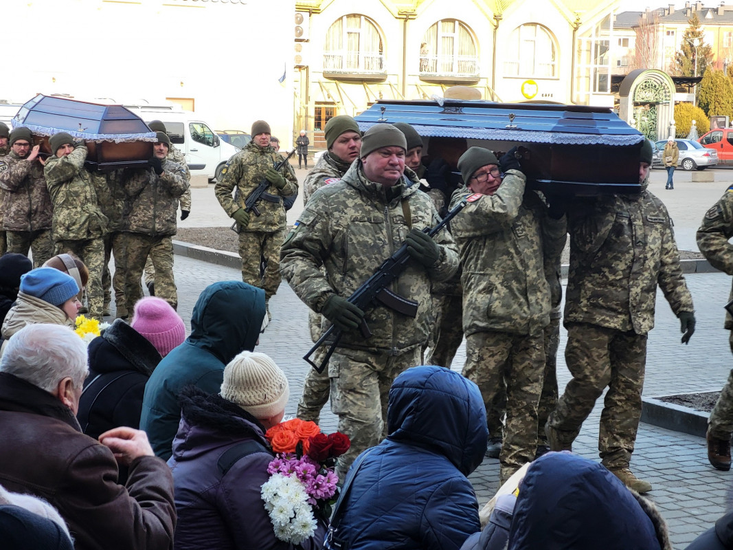 Два прощання в один день: на Волині в останню дорогу провели Героїв - Олега Сахарчука та Олександра Турчика