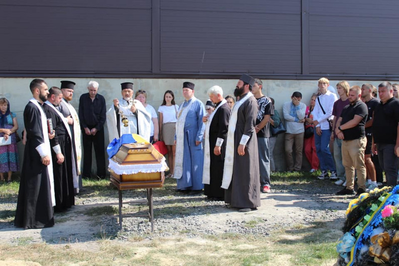 Весільний коровай розділили на цвинтарі: на Волині попрощались із Героєм Едуардом Вовчуком