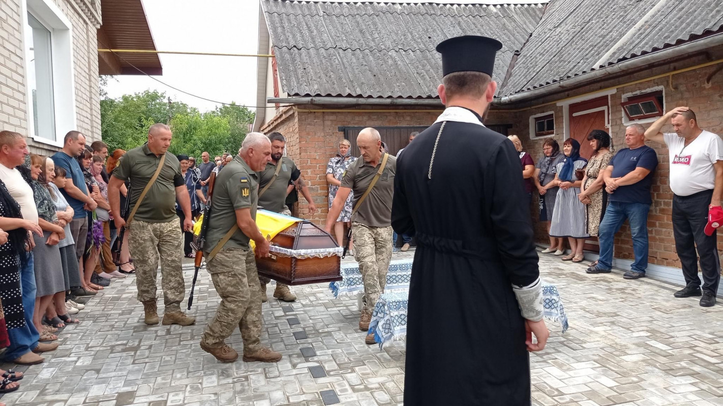 Діти залишились без батька: на Волині попрощалися з Героєм Валентином Ошайком