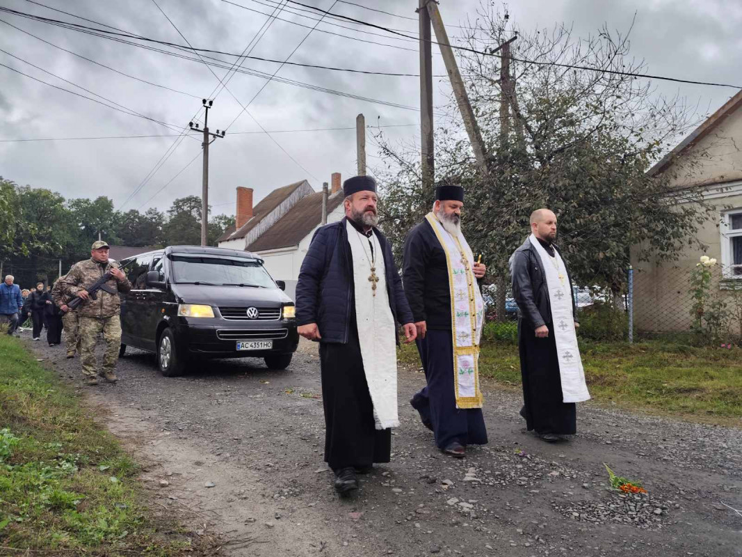 Овдовіла дружина, без батька залишилися син і донечка: на Волині попрощались з Героєм Олександром Мишком