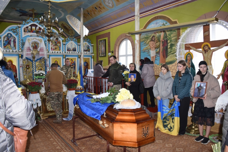 Понад пів року вважався безвісти зниклим: на Волині попрощалися із Героєм Богданом Мережею