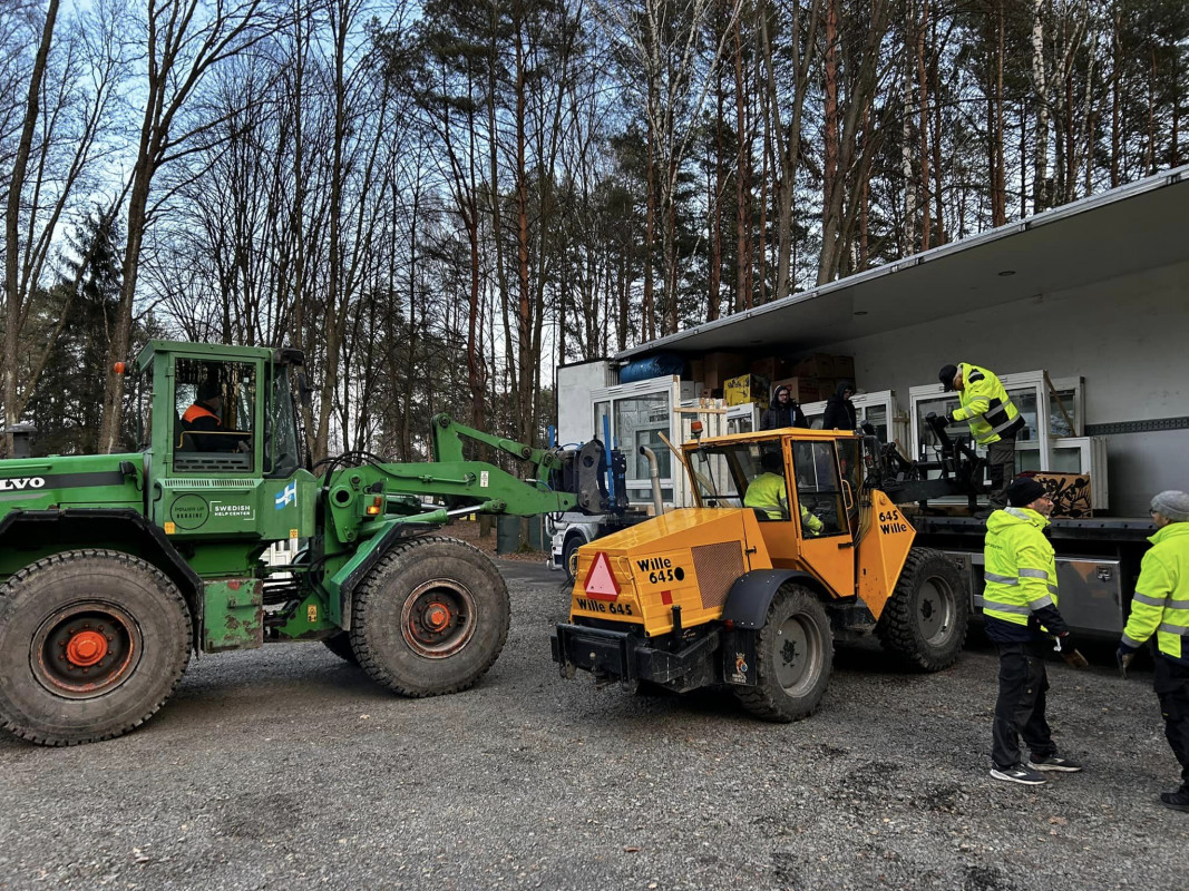 Вікна, двері, генератори та пічки: зі Швеції на Волинь приїхали три вантажівки гумдопомоги